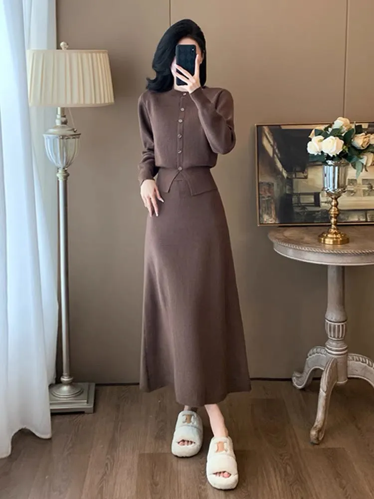 A complete set of early winter knitted fashion suits and skirts that look slim and elegant, a two-piece set with age-reducing sw