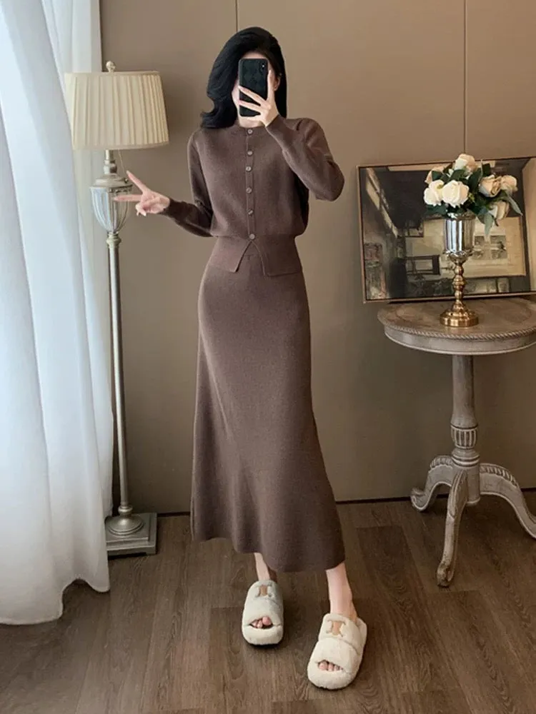 A complete set of early winter knitted fashion suits and skirts that look slim and elegant, a two-piece set with age-reducing sw